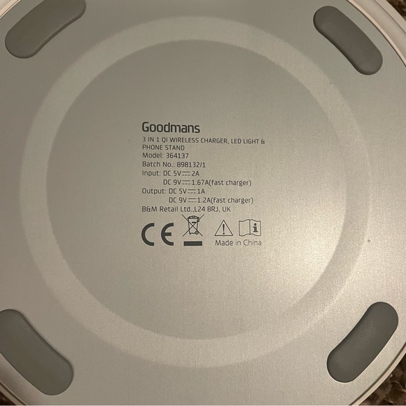 Goodmans 3 in 1 wireless fast charger, led light and phone stand - Picture 3 of 4